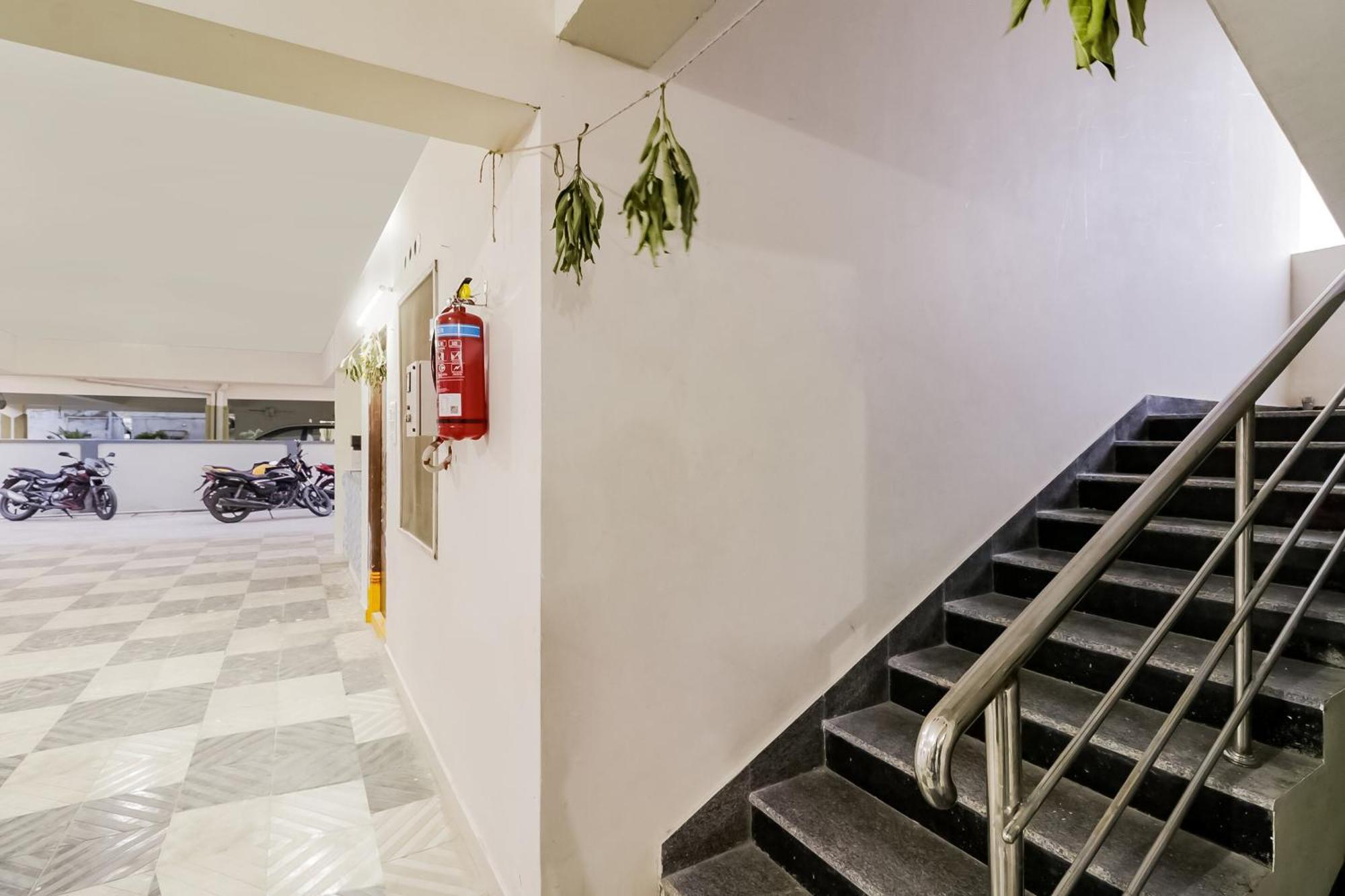 โอโย 46726 วิกตอรี แกรนด์ Hotel Tadepalle ภายนอก รูปภาพ
