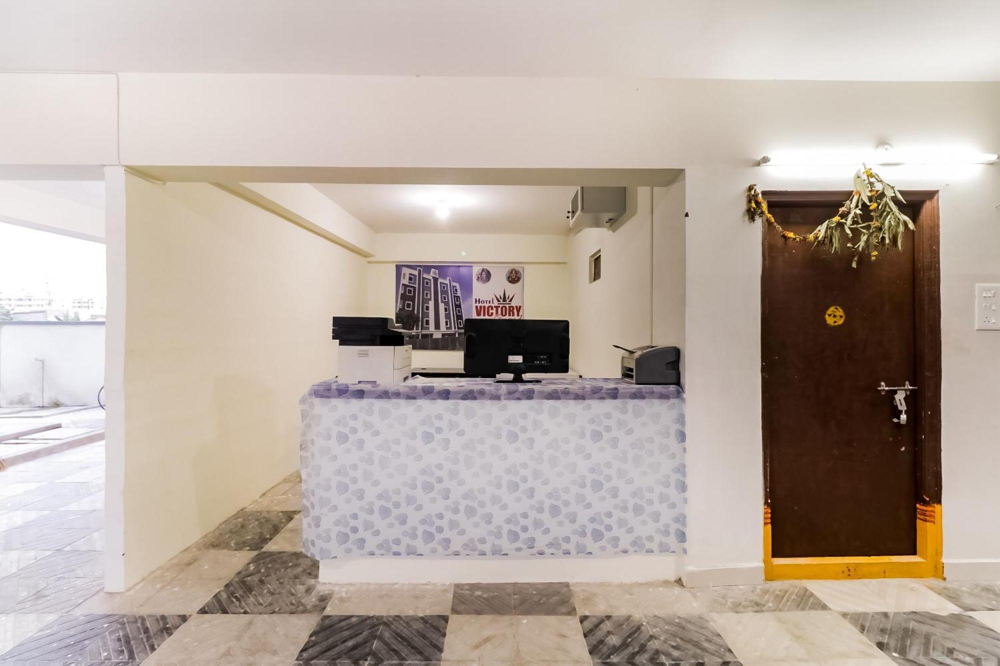 โอโย 46726 วิกตอรี แกรนด์ Hotel Tadepalle ภายนอก รูปภาพ